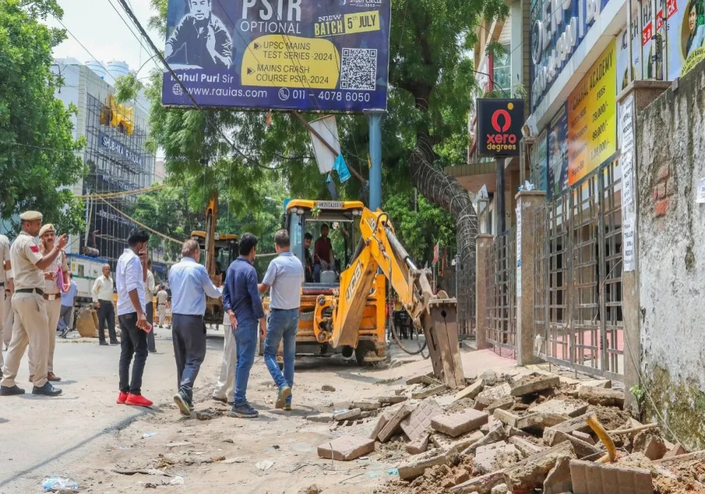 MCD Action in Delhi | 85 Coaching Centers & Properties Sealed | 200 Issued Notices MCD Action in Delhi | 85 Coaching Centers & Properties Sealed | 200 Issued Notices